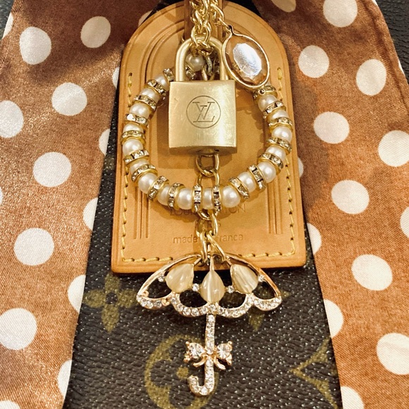Louis Vuitton Tag and LOCK (201) “ Singing in the Rain” - Picture 4 of 15